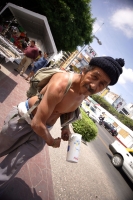 Este joven-anciano recorre las calles de la ciudad presumiendo su estado de salud y la musculatura.