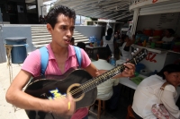 Martes 19 de agosto del 2014. Tuxtla Gutiérrez. Un joven músico callejero interpreta canciones de esperanza en un kiosco de la plaza central de la capital del estado de Chiapas.