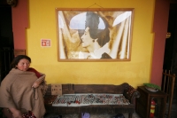 Una indígena tsotsil vende artesanías fabricadas con semillas en los pasillos de la Casa Museo de la asociación cultural Na Bolom en la ciudad de San Cristóbal de las Casas. Esta asociación fundada hace 60 años conmemora el agosto el natalicio de su funda