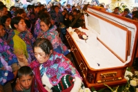 Indígenas de la comunidad Nachig del municipio de Zincantan , entierran este lunes a quien fuera ultimado a balazos este fin de semana durante el conflicto entre militantes de los partidos políticos.