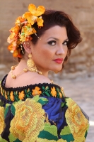 Viernes 10 de enero del 2014. Chiapa de Corzo. La Chiapaneca. Las bellas mujeres de Chiapa de Corzo visten con coquetería y pundonor el que es considerado uno de los trajes tradicionales más bellos de México.
