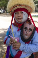 Sábado 8 de agosto del 2015. Chiapa de Corzo. Los niños son llevados a la iglesia de Santo Domingo en la víspera de la festividad del patrono de esta comunidad ribereña donde se les inculca la costumbre de realizar el recorrido de Alférez y Naguares donde