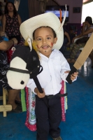 Sábado 8 de agosto del 2015. Chiapa de Corzo. Los niños son llevados a la iglesia de Santo Domingo en la víspera de la festividad del patrono de esta comunidad ribereña donde se les inculca la costumbre de realizar el recorrido de Alférez y Naguares donde
