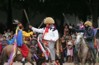 Lunes 9 de agosto, Chiapa de Corzo. Los Naguares y Alférez, recorren a caballo el antiguo camposanto de la ciudad de Chiapa de Corzo a un costado del convento de Chiapa de Corzo donde realizan este tradicional recorrido durante las celebraciones de Santo 