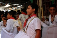 Martes 24 de julio del 2018. Suchiapa. El Caballito de Namballuly. Los jóvenes danzantes se reúnen alrededor del altar preparado para la Virgen de Santa Ana y San Esteban en el atrio de la iglesia de la comunidad, en  donde bailan alrededor al ritmo de 