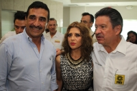 Miércoles 13 de mayo del 2015. Tuxtla Gutiérrez. Carlos Navarrete, dirigente del PRD nacional platica con Francisco Rojas Toledo del Pan durante la gira de trabajo del primero en el estado de Chiapas.