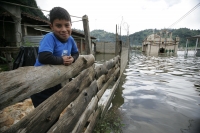 Lunes 23 de agosto. Habitantes de la comunidad Navenchauc en los altos de Chiapas llevan más de 20 días de que la laguna de esta localidad indígena afectara unas 50 casas y mantiene varias calles inundadas.