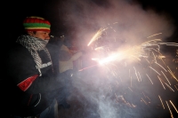 Domingo 19 de diciembre. Las comunidades indígenas de los altos de Chiapas inician las celebraciones de las fiestas de diciembre usando fuegos artificiales en las procesiones y ceremonias tradicionales. Los indígenas de la comunidad Navenchauc realizan la