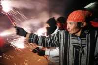 Domingo 19 de diciembre. Las comunidades indígenas de los altos de Chiapas inician las celebraciones de las fiestas de diciembre usando fuegos artificiales en las procesiones y ceremonias tradicionales. Los indígenas de la comunidad Navenchauc realizan la