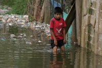 Lunes 23 de agosto. Habitantes de la comunidad Navenchauc en los altos de Chiapas llevan más de 20 días de que la laguna de esta localidad indígena afectara unas 50 casas y mantiene varias calles inundadas.