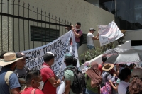 Lunes 17 de agosto del 2020. Tuxtla Gutiérrez. Maestros de Nivel de Educación Indígena bloquean las entadas del edificio del gobierno chiapaneco este medio día.