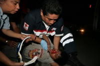 Jueves 9 de septiembre. Un niño recibe los auxilios de los paramédicos de la Cruz Roja después de ser atropellado esa noche por una motocicleta en la esquina de la 8ª norte y 14 poniente. La motocicleta fue abandonada en el lugar y el conductor se dio a l