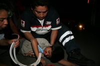 Jueves 9 de septiembre. Un niño recibe los auxilios de los paramédicos de la Cruz Roja después de ser atropellado esa noche por una motocicleta en la esquina de la 8ª norte y 14 poniente. La motocicleta fue abandonada en el lugar y el conductor se dio a l