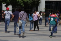 Noviembre del 2014. Tuxtla Gutiérrez. Trabajadores del edificio de la Administración Estatal esperan que los estudiantes liberen las entradas durante las protestas de este medio día.
