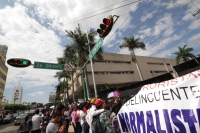 Noviembre del 2014. Tuxtla Gutiérrez. Trabajadores del edificio de la Administración Estatal esperan que los estudiantes liberen las entradas durante las protestas de este medio día.