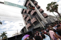 Noviembre del 2014. Tuxtla Gutiérrez. Trabajadores del edificio de la Administración Estatal esperan que los estudiantes liberen las entradas durante las protestas de este medio día.