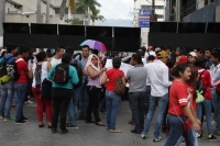 Noviembre del 2014. Tuxtla Gutiérrez. Trabajadores del edificio de la Administración Estatal esperan que los estudiantes liberen las entradas durante las protestas de este medio día.