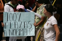 El consejo Estudiantil de las Escuelas Normales del Estado de Chiapas Se manifiestan este medio día en la plaza central de Tuxtla para exigir a las autoridades estatales el cumplimiento de las demandas para la creación de plazas magisteriales y que sean o