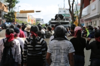 20231206. Tuxtla. Continúan los enfrentamientos entre la policía y los normalistas de la ENR Mactumatza.