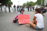 Jueves 27 de agosto del 2015. Tuxtla Gutiérrez. Normalistas se manifiestan en las entradas de la Casa de Gobierno de Chiapas.