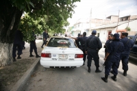 Elementos de la Policia Estatal de Chiapas reciben la denuncia de que varios sujetos armados se escondieron en una casa de la 2ª norte oriente en las cercanías del bar Kumbala dejando abandonado el taxi donde se transportaban. Los habitantes de el domicil