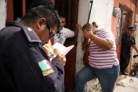 Elementos de la Policia Estatal de Chiapas reciben la denuncia de que varios sujetos armados se escondieron en una casa de la 2ª norte oriente en las cercanías del bar Kumbala dejando abandonado el taxi donde se transportaban. Los habitantes de el domicil