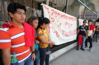 Martes 28 de enero del 2014. Tuxtla Gutiérrez. Trabajadores de locales comerciales de la novena sur protestan este medio día en las entradas del edificio de la administración estatal para exigir que se cumplan con las fechas de entrega de las obras viales