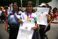 Grupos de activistas y de organizaciones sociales, se manifiestan en San Cristóbal de las Casas y en Tuxtla Gutiérrez para iniciar la visita de observadores de derechos humanos en los penales de Chiapas, donde intentaran localizar a los presos de concienc