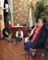 Miércoles 6 de abril. Campesinos militantes de la OCEZ realizan una manifestación en las instalaciones de la CNDH en la ciudad de San Cristóbal de las Casas para exigir la liberación de los presos de las cárceles chiapanecas.