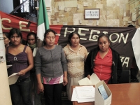 Miércoles 6 de abril. Campesinos militantes de la OCEZ realizan una manifestación en las instalaciones de la CNDH en la ciudad de San Cristóbal de las Casas para exigir la liberación de los presos de las cárceles chiapanecas.