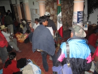 Viernes 8 de abril. Campesinos de la OCEZ llegan a las oficinas de la CNDH de la ciudad de San Cristóbal de las Casas después de ser desalojados del plantón que mantenían desde semanas anteriores en las entradas del edificio del gobierno estatal.