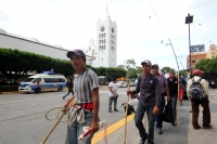 Lunes 10 de octubre del 2016. Tuxtla Gutiérrez. Militantes de la OCEZ RC inician este medio día una jornada más de protestas para la regularización de los territorios recuperados en Venustiano Carranza por lo que bloquean las entradas del edificio de la a