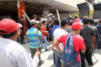 Lunes 10 de octubre del 2016. Tuxtla Gutiérrez. Militantes de la OCEZ RC inician este medio día una jornada más de protestas para la regularización de los territorios recuperados en Venustiano Carranza por lo que bloquean las entradas del edificio de la a