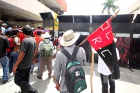 Lunes 10 de octubre del 2016. Tuxtla Gutiérrez. Militantes de la OCEZ RC inician este medio día una jornada más de protestas para la regularización de los territorios recuperados en Venustiano Carranza por lo que bloquean las entradas del edificio de la a