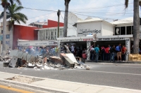 Miércoles 3 de junio del 2015. Tuxtla Gutiérrez. El movimiento magisterial en Chiapas continua con las jornadas de protesta en la capital de este estado del sureste de México, incendiando las oficinas distritales número 6 y 9 del Instituto Nacional Electo