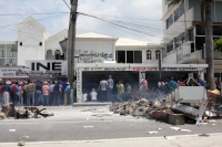 Miércoles 3 de junio del 2015. Tuxtla Gutiérrez. El movimiento magisterial en Chiapas continua con las jornadas de protesta en la capital de este estado del sureste de México, incendiando las oficinas distritales número 6 y 9 del Instituto Nacional Electo