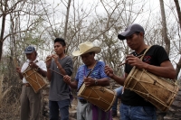 Domingo 20 de marzo del 2016. Ocosocuautla de Espinosa. Encuentro Zoque del Nuevo Sol. Los danzantes y músicos de la etnia Zoque de la depresión central del estado de Chiapas se reúnen este medio día en la zona arqueológica conocida como Cerro Ombligo con