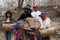 Domingo 20 de marzo del 2016. Ocosocuautla de Espinosa. Encuentro Zoque del Nuevo Sol. Los danzantes y músicos de la etnia Zoque de la depresión central del estado de Chiapas se reúnen este medio día en la zona arqueológica conocida como Cerro Ombligo con