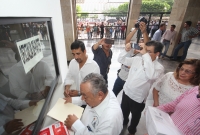 Martes 25 de agosto del 2015. Tuxtla Gutiérrez. Paco Rojas Toledo y representantes de la Barra de Abogados de Chiapas presentan en el Congreso Local la documentación y firmas de ciudadanos que acompañan la denuncia de fraude electoral del proceso de elecc