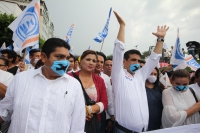 Viernes 24 de julio del 2015. Tuxtla Gutiérrez. Francisco Rojas Toledo, aspirante al ayuntamiento de la Capital del estado de Chiapas por el partido Acción Nacional durante la manifestación de esta tarde acompañado de perredistas y militantes de MORENA de