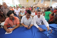 Domingo 26 de julio del 2015. Tuxtla Gutiérrez. Paco Rojas Toledo, aspirante al ayuntamiento local, ante seguidores y medios de comunicación esta tarde en la carpa del PAN afuera de las instalaciones del IEPC