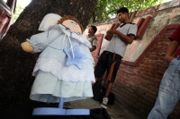 Viernes 29 de agosto del 2014. Tuxtla Gutiérrez. El Centro de Rehabilitación contra las Adicciones Juan Sabines Guerrero AC es desalojado de sus instalaciones este medio día por lo que los convalecientes interrumpen los tratamientos de rehabilitación.