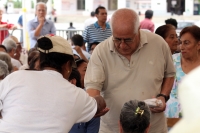 Domingo 17 de junio del 2012. Tuxtla Gutiérrez, Chiapas. Las familias aprovechan este día del Padre para acompañar a los ancianos quienes esperan el cobro de los programas de apoyo para los ancianos en la explanada de la plaza del edificio de la administr