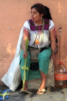 Domingo 5 de abril del 2020. Tuxtla Gutiérrez. Los artesanos de los altos de Chiapas ofrecen las Cruces de Palma en la Iglesia del Calvario donde se concentran para poder vender la artesanía durante la contingencia del Covid-19