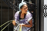 Sábado 13 de abril del 2019. Tuxtla Gutiérrez. Vendedoras indígenas de palma en el atrio de San Marcos