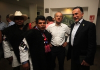 Viernes 21 de octubre del 2016. Tuxtla Gutiérrez. Felipe Bravo Mena y Carlos Medina Plasencia del partido Acción Nacional durante su visita a Tuxtla y antes de su conferencia de prensa desayunan con organizaciones ciudadanas con quienes proponen la recons