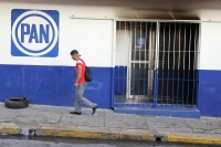 Lunes 17 de agosto del 2015. Tuxtla Gutiérrez. Una bomba molotov incendio a media noche en la entrada del edificio del PAN municipal en la capital del estado de Chiapas