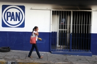 Lunes 17 de agosto del 2015. Tuxtla Gutiérrez. Una bomba molotov incendio a media noche en la entrada del edificio del PAN municipal en la capital del estado de Chiapas