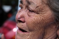 20240125. Tuxtla Gutiérrez. La madre de uno de los desaparecidos por el Grupo Armado El Machete de Pantelho, llora en la entrada del edificio del gobierno de Chiapas.