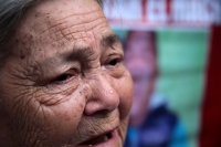 20240125. Tuxtla Gutiérrez. La madre de uno de los desaparecidos por el Grupo Armado El Machete de Pantelho, llora en la entrada del edificio del gobierno de Chiapas.